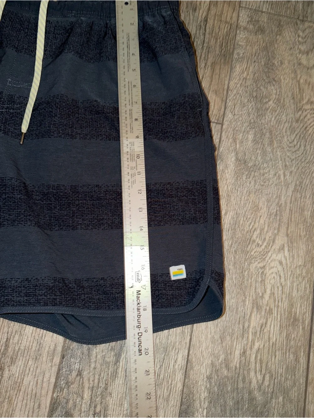 Vuori V-Cycled Men’s 34 Striped Boardshorts Swim Shorts